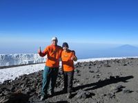 Helmut Weck mit Reisef&uuml;hrer auf dem Uhuru Peak